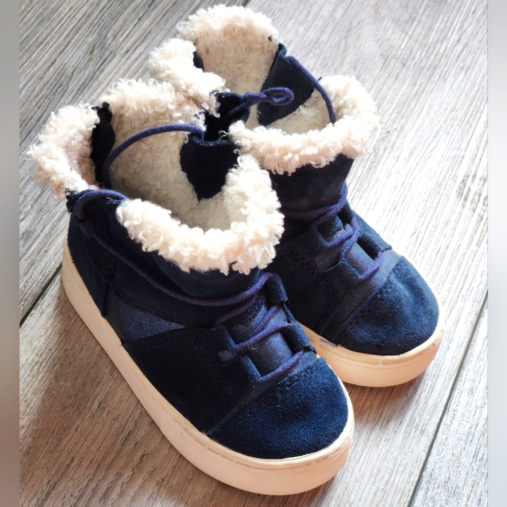 ZARA KIDS MIDNIGHT BLUE SHOE WITH CREAM FUR size 6 toddler.